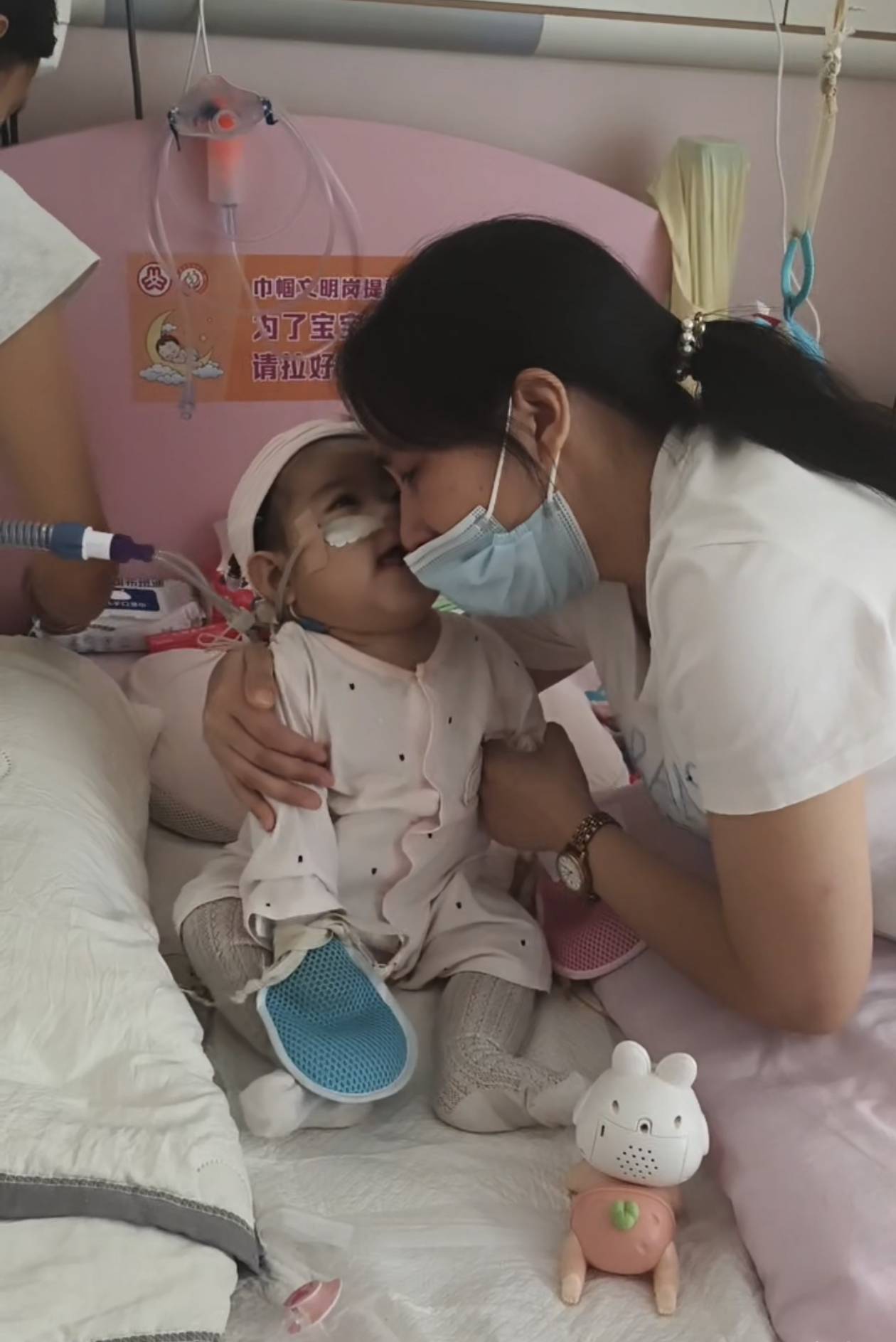 奶奶在哭<strong></p>
<p>海螺股票600585</strong>，宝宝在笑！40天女婴重病，00后父亲割肝救女，术后这一幕让网友泪奔