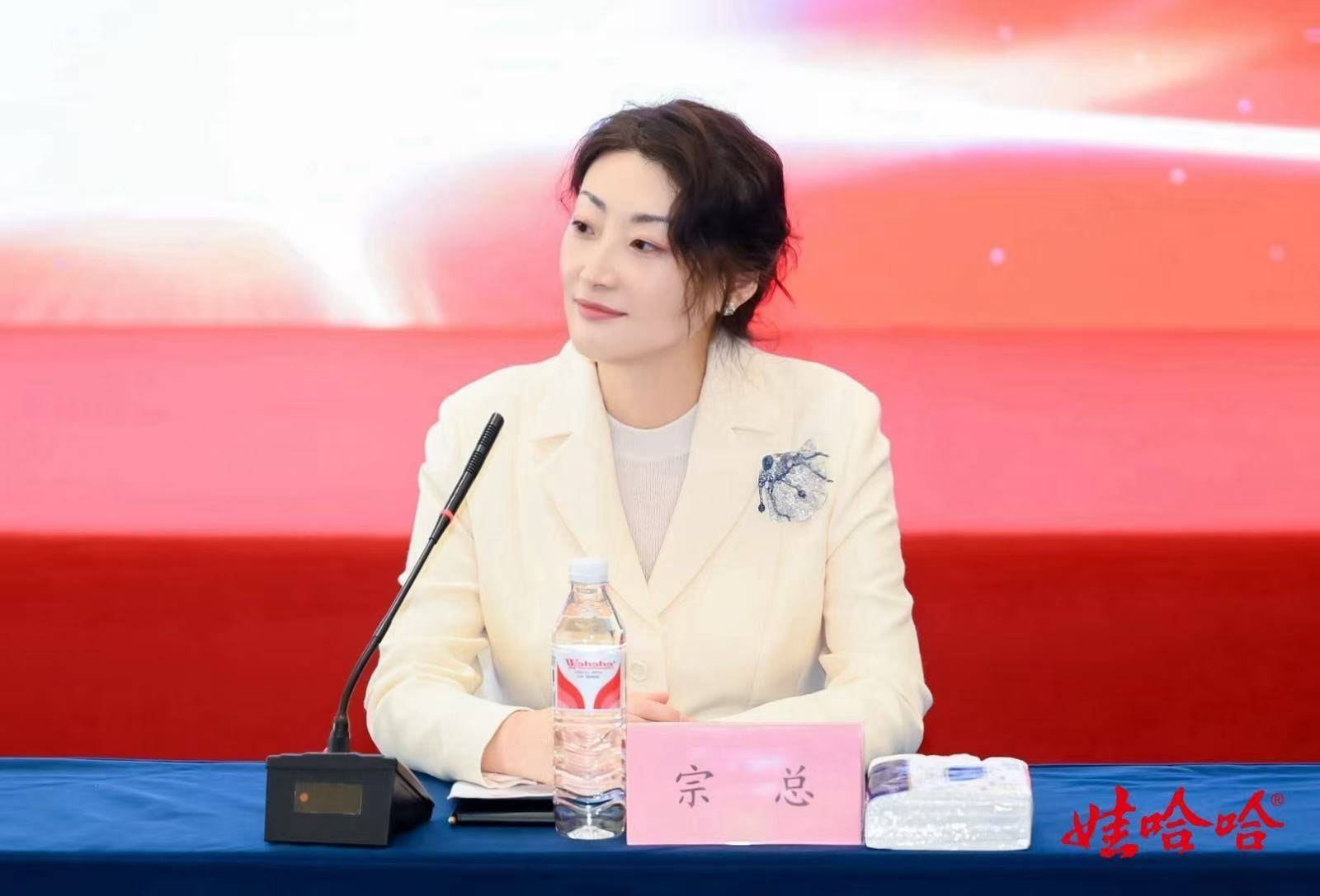 商业头条No.89 | 专访宗馥莉：做一个“追赶者”<strong></p>
<p>海螺股票600585</strong>，不急于证明自己