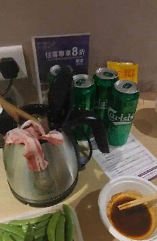 男子在澳门某酒店用水壶煮火锅<strong></p>
<p>601985股票行情</strong>，负责人：会警告，若损坏需照价赔偿