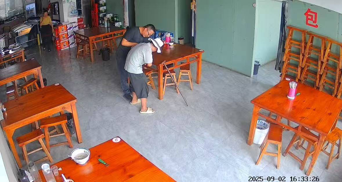 店门口大爷竹筐卖不动<strong></p>
<p>飞利信 股票</strong>，河南周口面馆老板暖心发视频帮卖，网友隔空下单：我出钱你送人