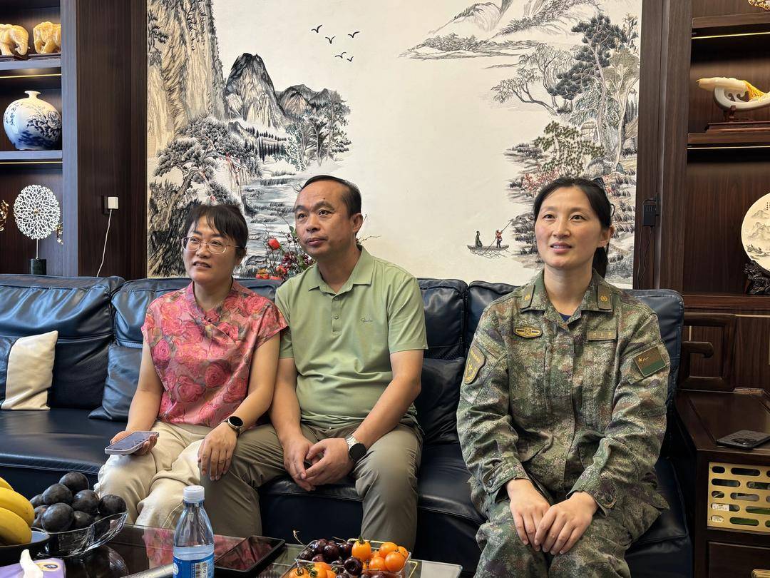 抗战胜利80周年大阅兵民兵方阵<strong></p>
<p>飞利信 股票</strong>，有两名女生来自无锡地区