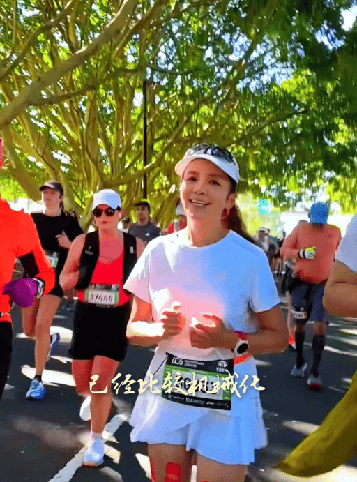知名主持人朱迅跑完悉尼马拉松全马<strong></p>
<p>飞利信 股票</strong>，开心大笑：又创造个人最好成绩