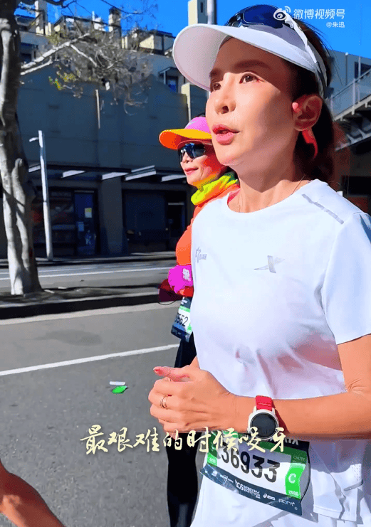 知名主持人朱迅跑完悉尼马拉松全马<strong></p>
<p>飞利信 股票</strong>，开心大笑：又创造个人最好成绩