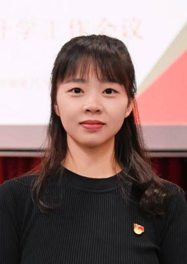 “民兵方队中一眼就认出了她<strong></p>
<p>国泰君安股票</strong>，我们的陈老师！”
