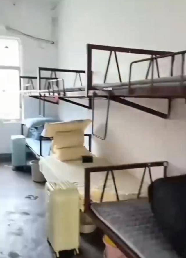 湖南一学生宿舍床铺仅用三角铁和螺丝固定<strong></p>
<p>今日大盘股票行情</strong>，学校回应