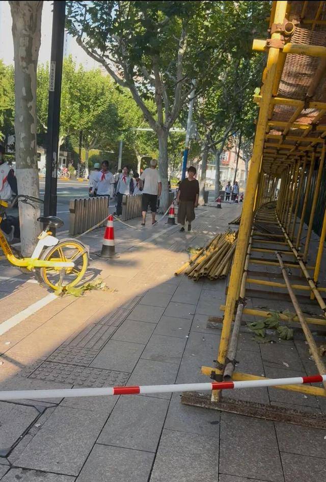 事发上海校门口！学生上学像闯关：夹缝中慢慢腾挪<strong></p>
<p>股票行情图</strong>，与非机动车迎面对冲…家长担忧：何时是头
