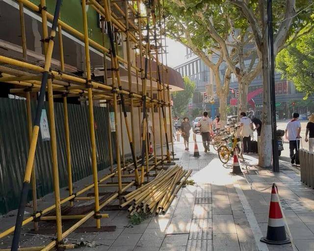 事发上海校门口！学生上学像闯关：夹缝中慢慢腾挪<strong></p>
<p>股票行情图</strong>，与非机动车迎面对冲…家长担忧：何时是头