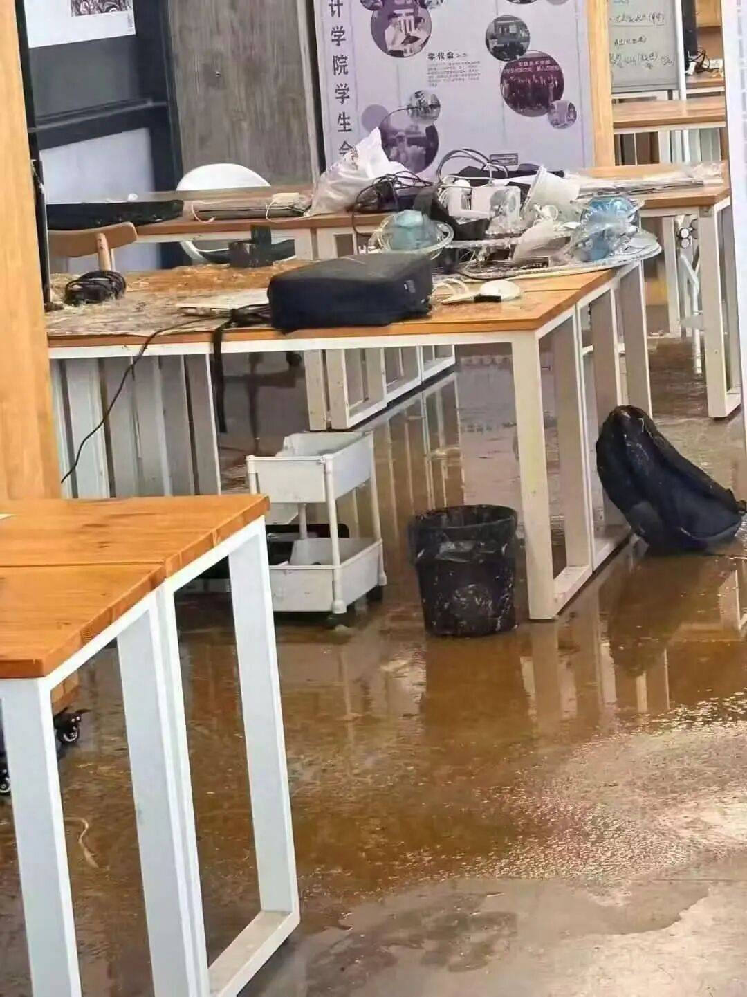 浙江杭州一女生教室正做作业<strong></p>
<p>股票行情图</strong>，头顶管道破裂被污水淋头，情绪崩溃大哭，中国美院良渚校区：眼镜堵塞管道致泄漏，女生已得到安抚