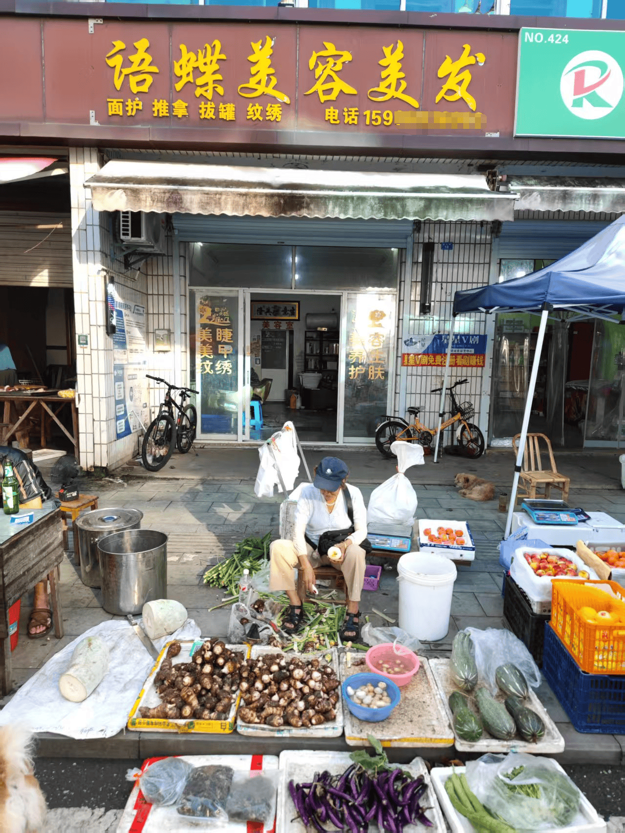 浙江一店主允许大妈门口摆摊<strong></p>
<p>新疆股票</strong>，时常被大妈“投喂”蔬果：每次收摊时，都打扫得干干净净