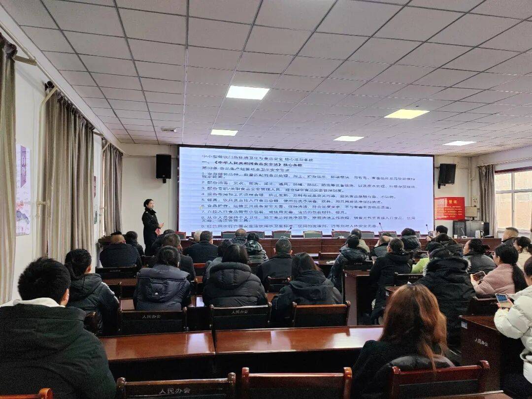 临渭区市场监管局开展餐饮从业人员食品安全培训