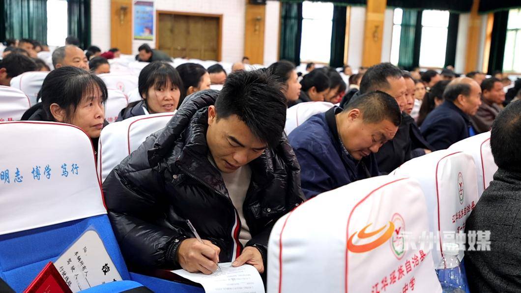 江华：开学在即 校车从业人员集中培训筑安全