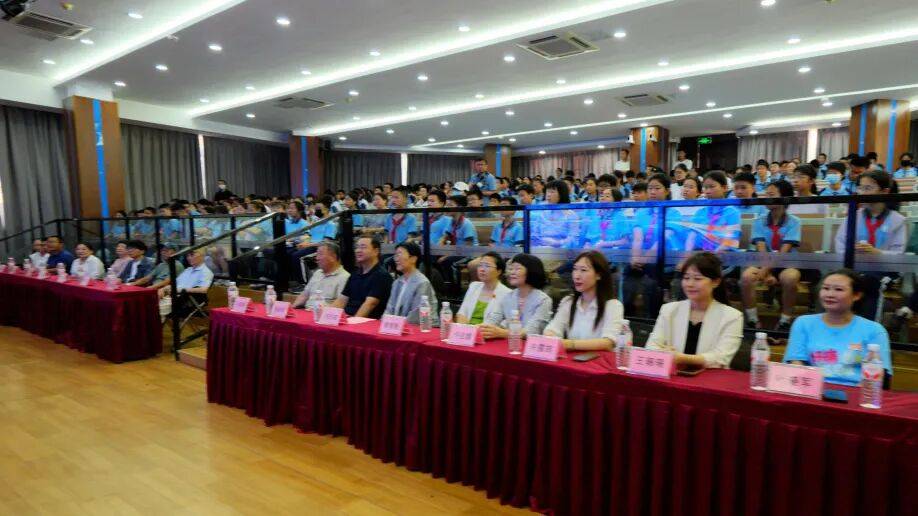 致敬数学巨匠<strong></p>
<p>基金知识</strong>，“知识就是力量·陈景润科学基金会攀峰行动”走进思明校园｜厦门市首批“领读者”荣誉证书颁发