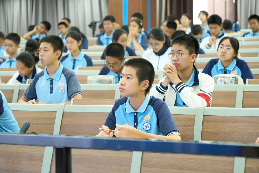 致敬数学巨匠<strong></p>
<p>基金知识</strong>，“知识就是力量·陈景润科学基金会攀峰行动”走进思明校园｜厦门市首批“领读者”荣誉证书颁发