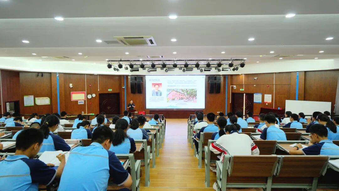 致敬数学巨匠<strong></p>
<p>基金知识</strong>，“知识就是力量·陈景润科学基金会攀峰行动”走进思明校园｜厦门市首批“领读者”荣誉证书颁发