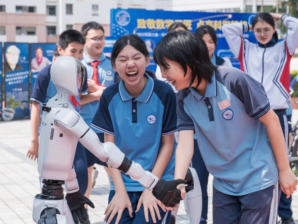 致敬数学巨匠<strong></p>
<p>基金知识</strong>，“知识就是力量·陈景润科学基金会攀峰行动”走进思明校园｜厦门市首批“领读者”荣誉证书颁发