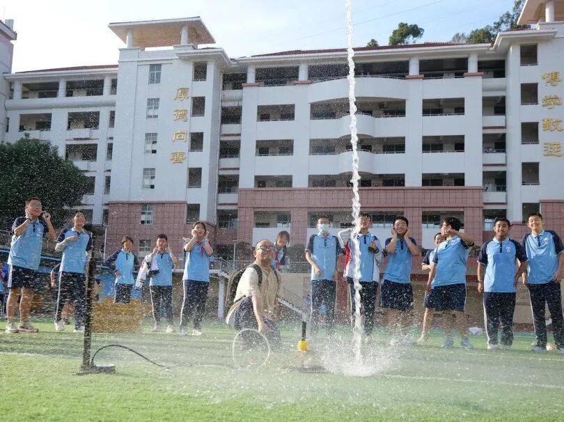 致敬数学巨匠<strong></p>
<p>基金知识</strong>，“知识就是力量·陈景润科学基金会攀峰行动”走进思明校园｜厦门市首批“领读者”荣誉证书颁发